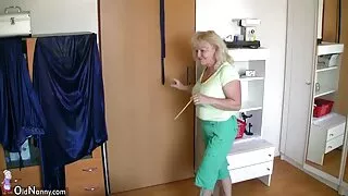 Красива дівчина на дивані українські дівчата порно кінчає втрьох