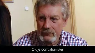 Грудаста красуня пестить піхву з членом тренера українське порно відео в ліжку