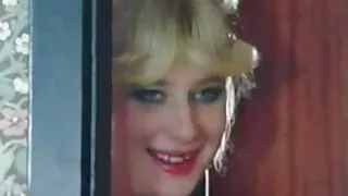 Щасливий хлопець підірваний двома порно відео українське чарівними блондинками
