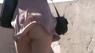 В толстовці