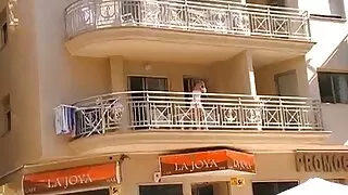 Випивши пива, чоловік український секс відео трахнув офіціантку в барі