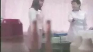 Милашка українськепорно на дивані дрочить кицьку